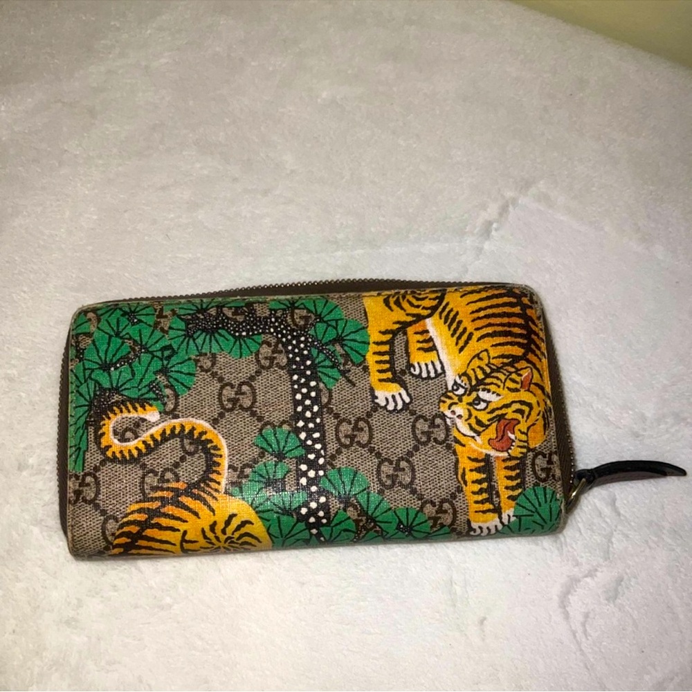 Gucci GG Limited Edition Bengal Tiger
Zipper Wallet - Picture 4 of 10